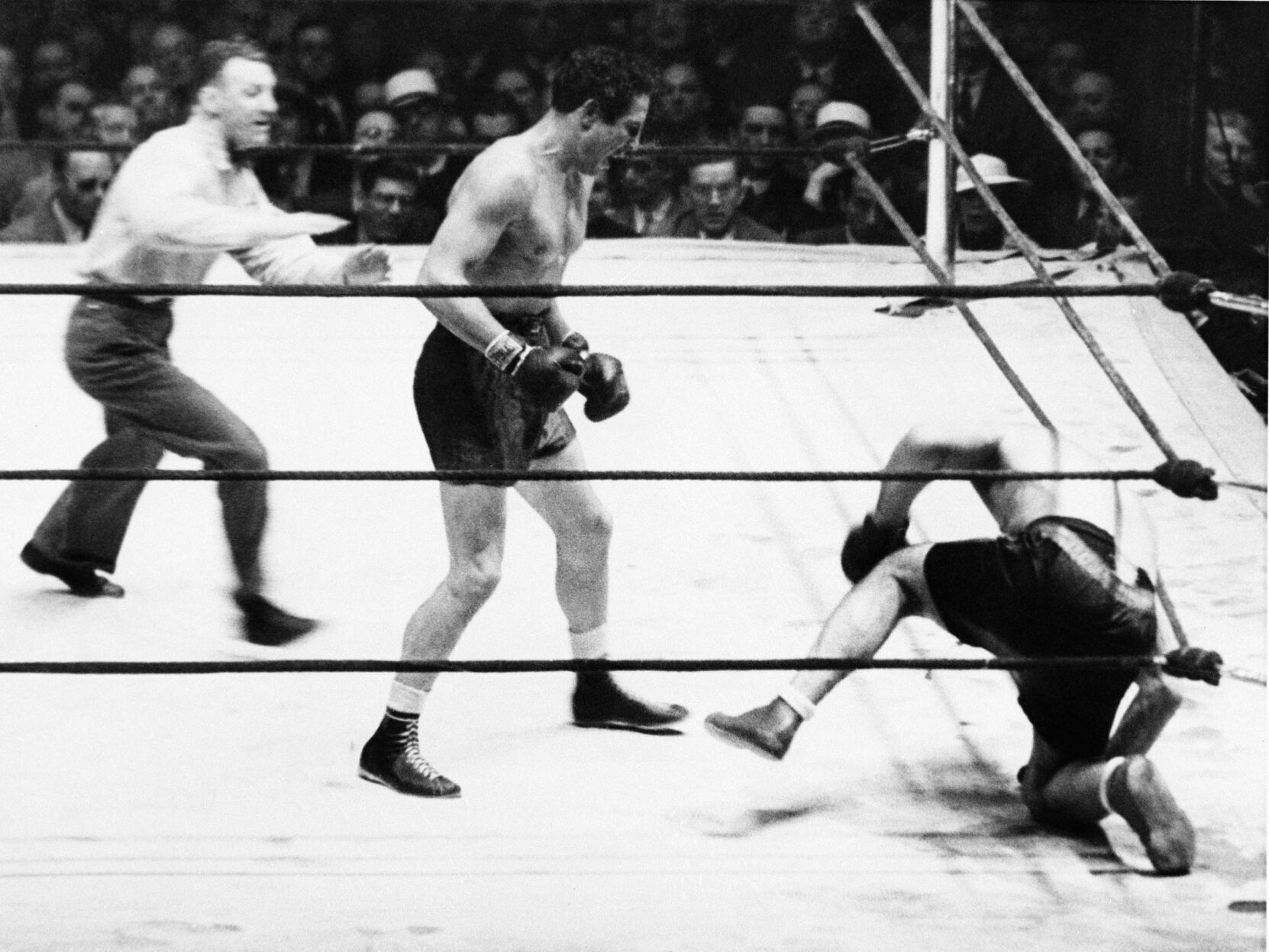 1934: Max Baer stops Primo Carnera to win world heavyweight title